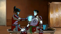 Korra sanando a Bolin