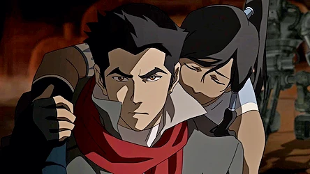 Mako trägt Korra auf seiner Schulter