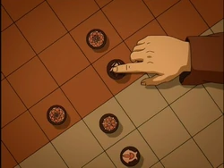 Een steen wordt verplaatst.