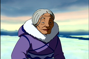 Kanna, een heel oud maar fit vrouwtje, de oma van Katara en Sokka