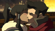 Mako y Korra se besan