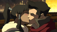 Mako e Korra se beijando