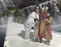 Embarcadero del Templo Aire de la Isla, Ikki, Jinora, Naga, Tenzin, Meelo, Pema, Rohan