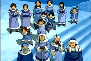 Burgers van de Waterstam staan in hun dikke parka op de trappen van het paleis te kijken naar Katara en Pakku.