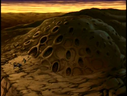 De bult op de Si Wong Rots met de openingen naar het nest.