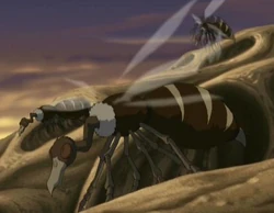 Hybride dieren met een wespen lijf en gieren nek, kop en snavel.