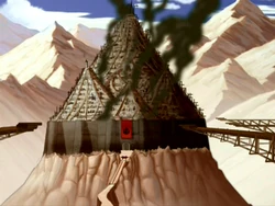 De stad die we kenden als Omashu. De mooie schone stad is nu verandert in de rokende bouwsels en bouwsteigers van Nieuw Ozai