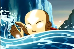 Aang met gloeiende tatoeages in de Avatar staat bovenop een waterzuil.
