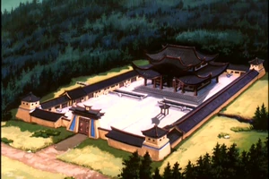 De Abdij, een muur van huisjes om een groter gebouw.