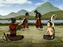 Katara en Toph met gebalde vuisten tegenover elkaar. Sokka en Aang besluiten niet in te grijpen omdat het vanzelf wel overgaat.