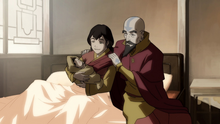 Pema con Tenzin después de dar a luz a Rohan