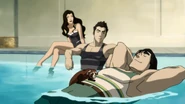 Asami, Mako, Bolin und Pabu im Pool von Sato