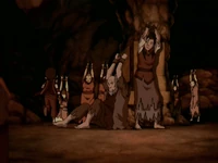 Os aldeões mantidos na prisão eram acorrentados pelos pulsos.