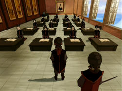 Aang staat in school uniform voor de klas om zich voor te stellen als Kuzon.