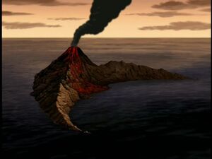 Halvemaan Eiland, een actieve vulkaan op de rand van een halve maan vormige caldera.