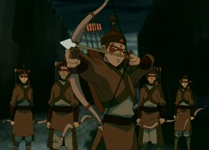 Yuyan boogschutter legt aan. Vier anderen staan te wachten.