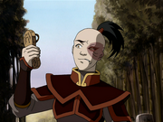 Zuko schnüffelt an Irohs Sandale.png