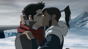 Korra und Mako küssen sich.png