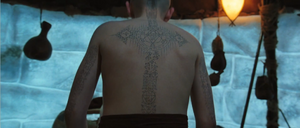 De tatoeages op de rug van Aang in de bioscoopfilm.