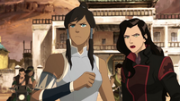 Korra y Asami enfrentándose a bandidos