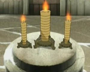 Drie Tijd Kaarsen op een rond plateau. De kaarsen hebben markeringen op regelmatige afstand.