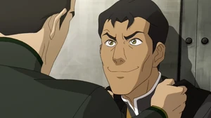 De Toiletbediende, een man in uniform zoals alle bedienend personeel rondloopt.