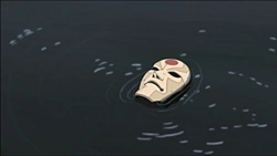 ..seine Maske verliert, die auf dem Wasser schwimmt...