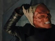 Der Red Skull zieht seine Maske ab und zeigt sein wahres Aussehen.