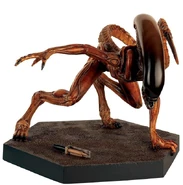 MEGA Runner.jpg (57 KB) Mega Edition 7 Alien Runner statuette.