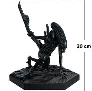 Mega Edition 4 statuette of a Xeno Warrior.