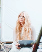 Avril Lavigne 2018 lead single bts (5).jpg (134 KB)