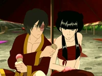 Zuko i Mai na plaży.