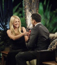 Ali gives her rose to Roberto.