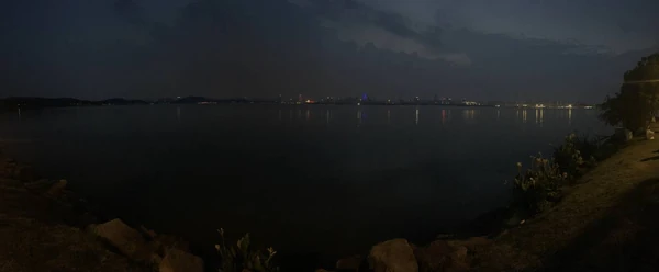湖畔