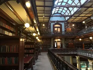 一张二层图书馆的照片。