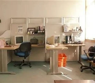 一张楼梯间的照片。