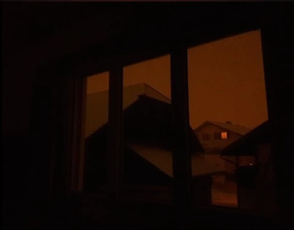 Una toma dentro de una casa