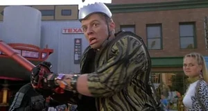 Грифф собирается ударить Марти Макфлая своей регулируемой битой.