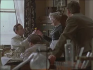 Sherlock dziękuje Pani Hudson za przyniesienie obiadu