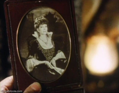 Holmes refuses a heavy emerald encrusted ring but accepts Irene's photograph as payment for his services