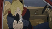 Ash usando un arma