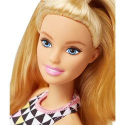 Barbie Fashionistas Poupée à silhouette Ronde, tenue «Girl Power