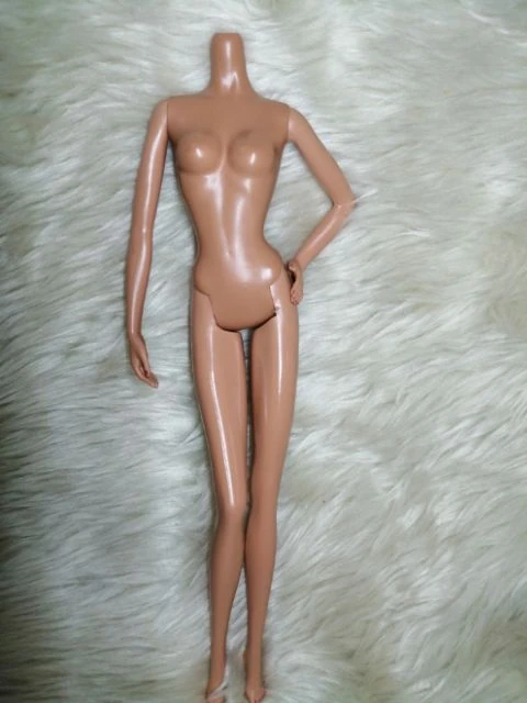 Barbie Model Muse Body Holiday sans boite + 4 tenues