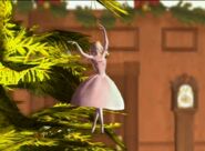 A decoração na árvore de Natal.