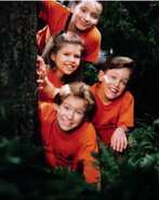 The children's cast of Camp Wannarunnaround on set