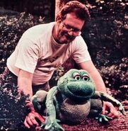 Jess Nelson on set with the frog puppet.