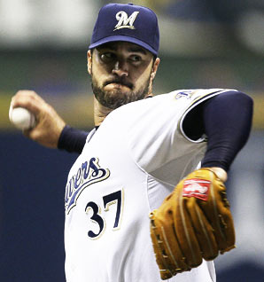 Milwaukee Brewers pitcher Jeff Suppan shows off his World Series  Championship ring as his former St. Louis Cardinals teammates clap during  ceremonies in St. Louis on April 13, 2007. Suppan left the