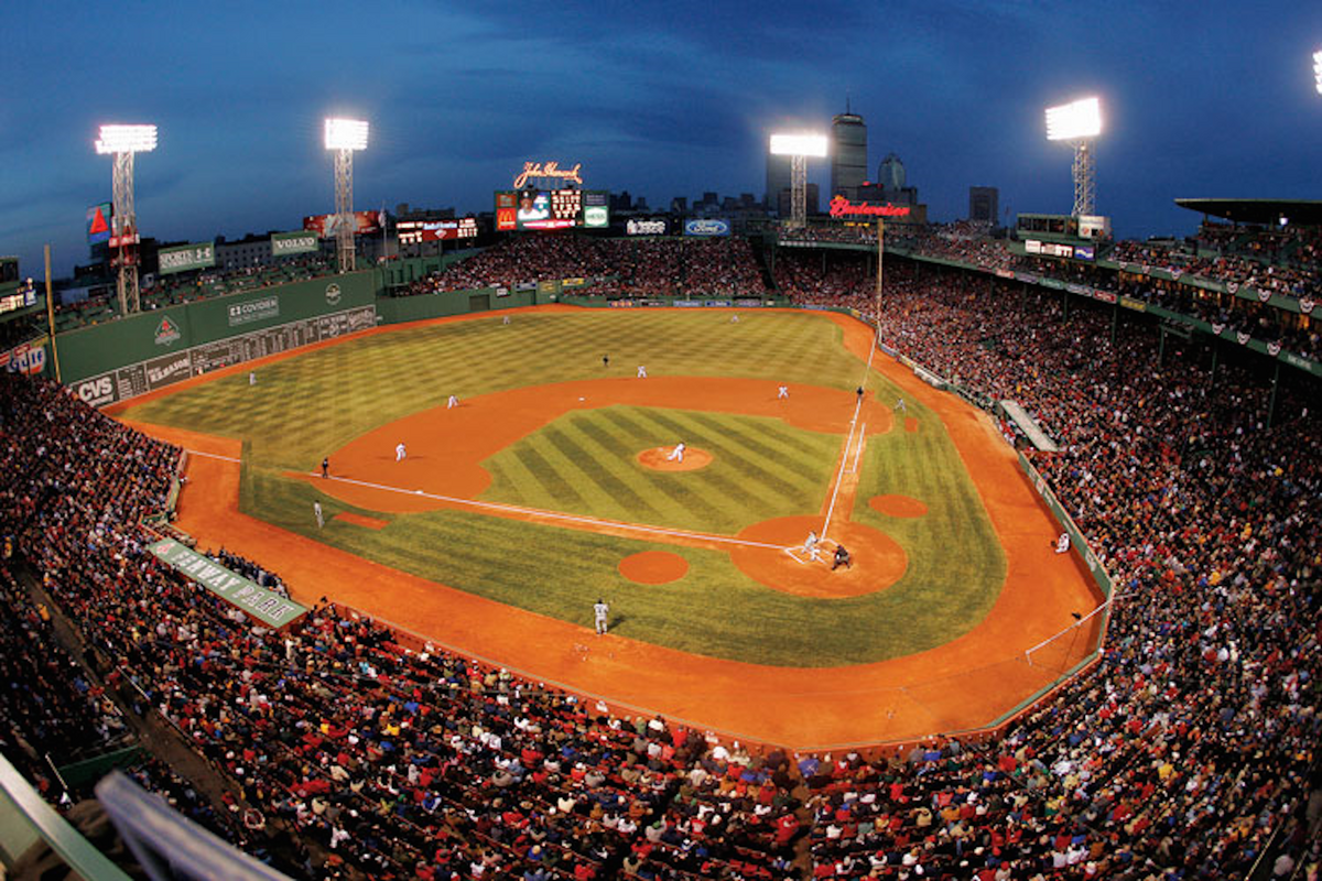 Ball breaks scoreboard light on Fenway Park's Green Monster