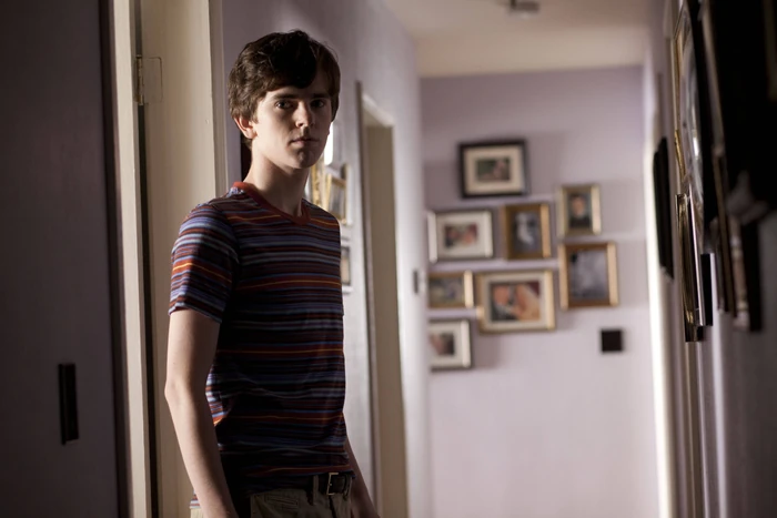 17-year-old Norman Bates (Freddie Highmore) stumbles sleepily from his room into the hallway. Something seems wrong. He suddenly remembers something and shouts, "Mom," before running off through the house.
