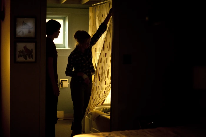 They finally get Summers into a tub, and Norma pulls the shower curtain closed. It's a good thing she does, as Sheriff Romero stops by moments later and uses the toilet right next to Summers' corpse. Luckily for the Bates', he doesn't notice.